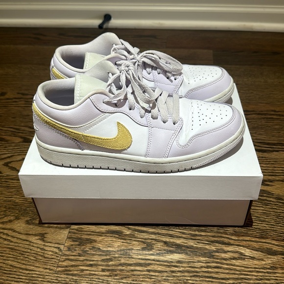 Air Jordan 1 Low Barely Grape Size 9 Nike - Picture 3 of 10